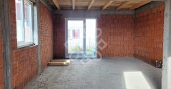 Casa la rosu de vanzare in Cartierul Tineretului