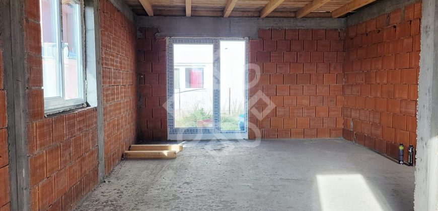 Casa la rosu de vanzare in Cartierul Tineretului