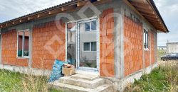 Casa la rosu de vanzare in Cartierul Tineretului