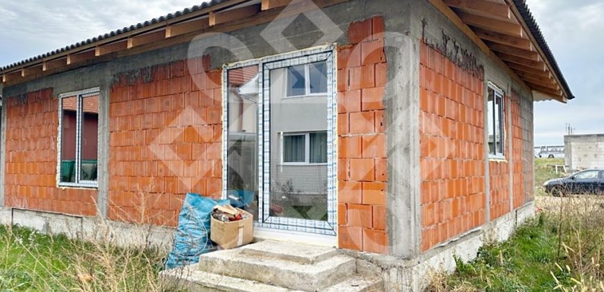 Casa la rosu de vanzare in Cartierul Tineretului