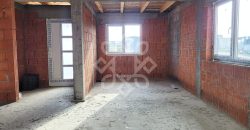 Casa la rosu de vanzare in Cartierul Tineretului