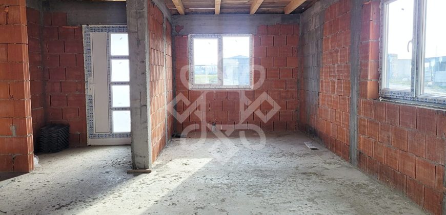 Casa la rosu de vanzare in Cartierul Tineretului