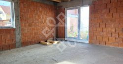 Casa la rosu de vanzare in Cartierul Tineretului