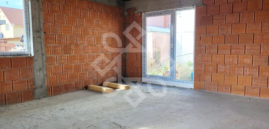 Casa la rosu de vanzare in Cartierul Tineretului