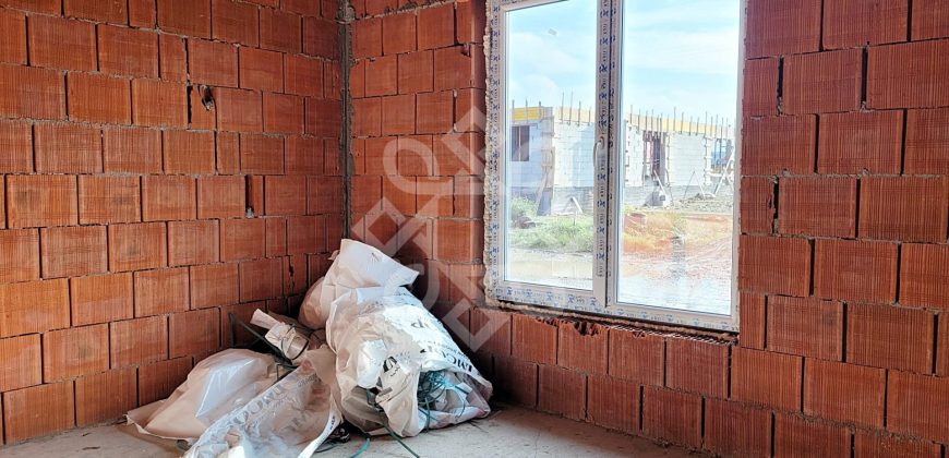 Casa la rosu de vanzare in Cartierul Tineretului