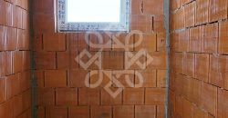 Casa la rosu de vanzare in Cartierul Tineretului