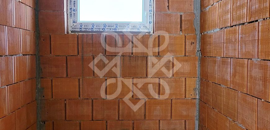 Casa la rosu de vanzare in Cartierul Tineretului