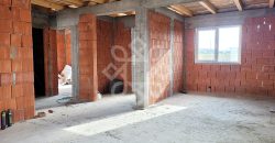 Casa la rosu de vanzare in Cartierul Tineretului