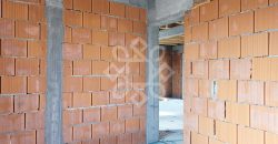 Casa la rosu de vanzare in Cartierul Tineretului