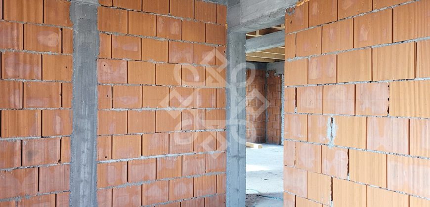 Casa la rosu de vanzare in Cartierul Tineretului