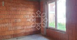 Casa la rosu de vanzare in Cartierul Tineretului