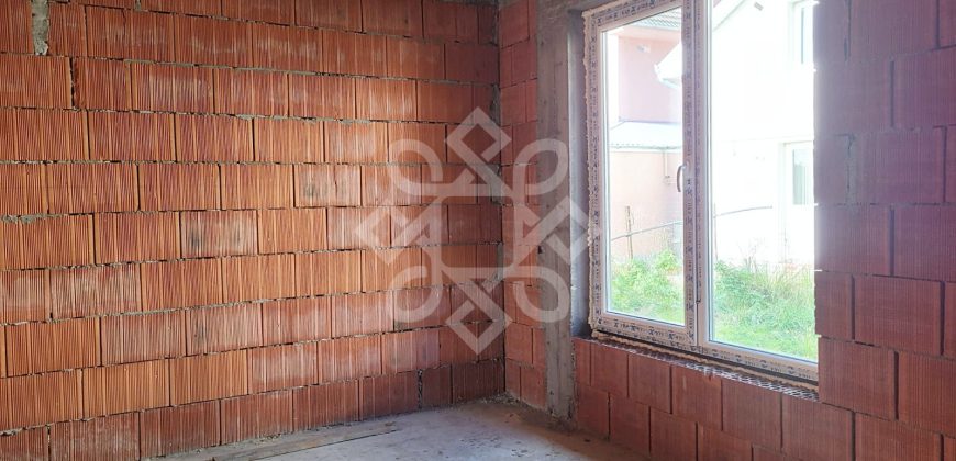 Casa la rosu de vanzare in Cartierul Tineretului