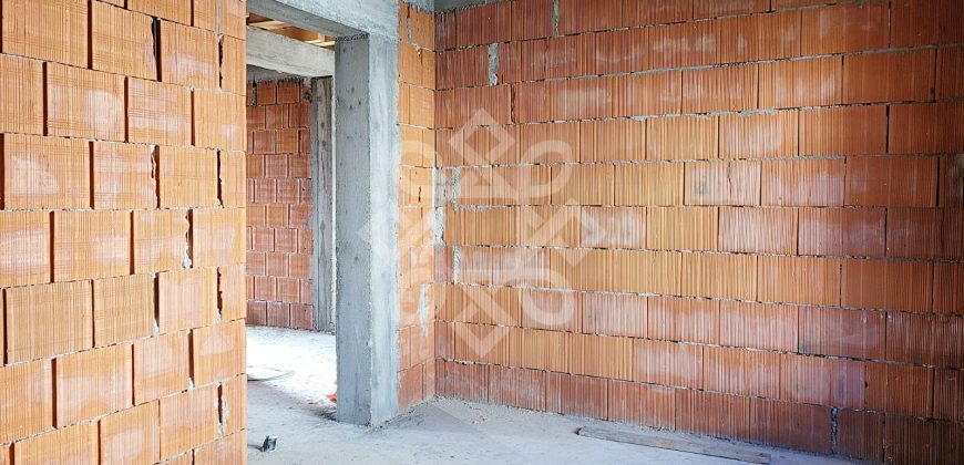 Casa la rosu de vanzare in Cartierul Tineretului