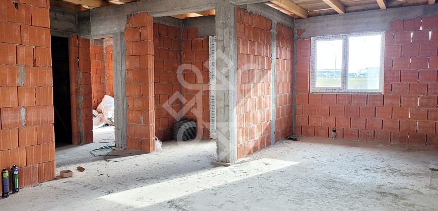 Casa la rosu de vanzare in Cartierul Tineretului