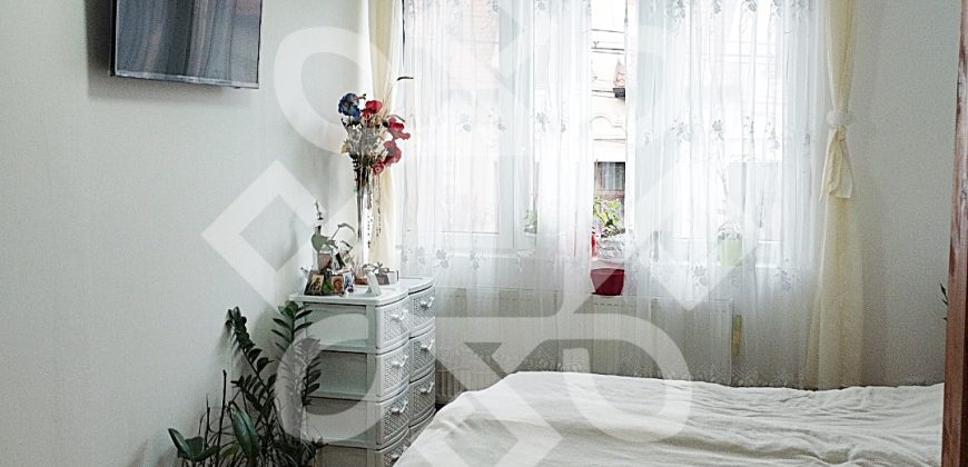 Apartament la casa cu 3 camere zona centrala
