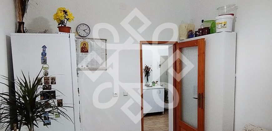 Apartament la casa cu 3 camere zona centrala