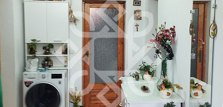 Apartament la casa cu 3 camere zona centrala