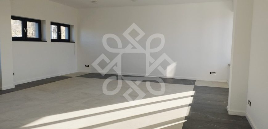 Spatiu comercial si birouri de inchiriat in zona Iosia