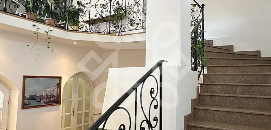 Casa cu 5 camere la curte comuna, ultracentral in Oradea