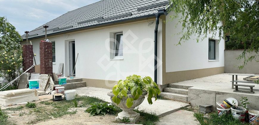 Casa pe nivel cu teren 652 mp de vanzare in Santandrei