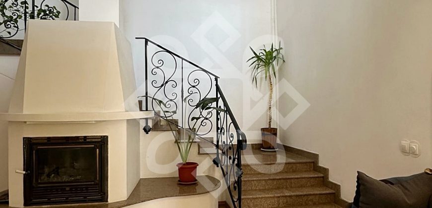 Casa cu 5 camere la curte comuna, ultracentral in Oradea