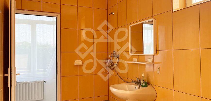 Apartament la casa de vanzare 88 mp si curte proprie in Iosia