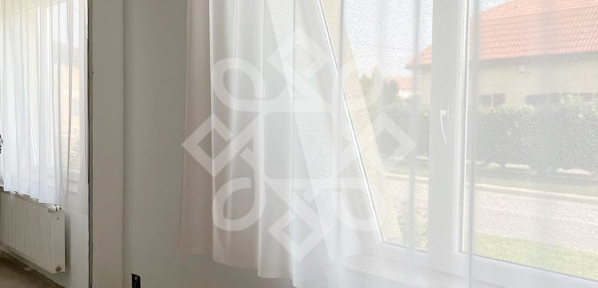 Apartament la casa de vanzare 88 mp si curte proprie in Iosia