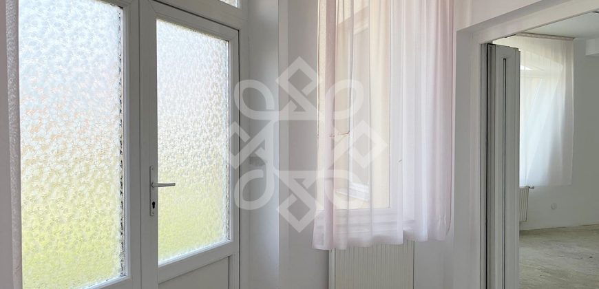 Apartament la casa de vanzare 88 mp si curte proprie in Iosia