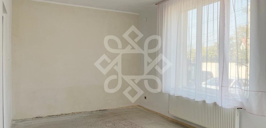 Apartament la casa de vanzare 88 mp si curte proprie in Iosia