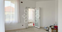 Apartament la casa de vanzare 88 mp si curte proprie in Iosia