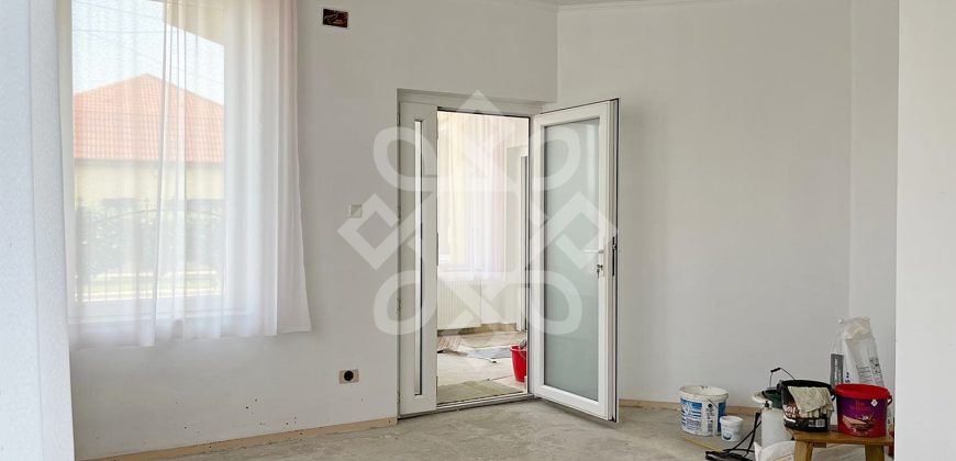 Apartament la casa de vanzare 88 mp si curte proprie in Iosia