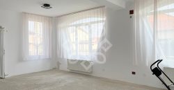 Apartament la casa de vanzare 88 mp si curte proprie in Iosia