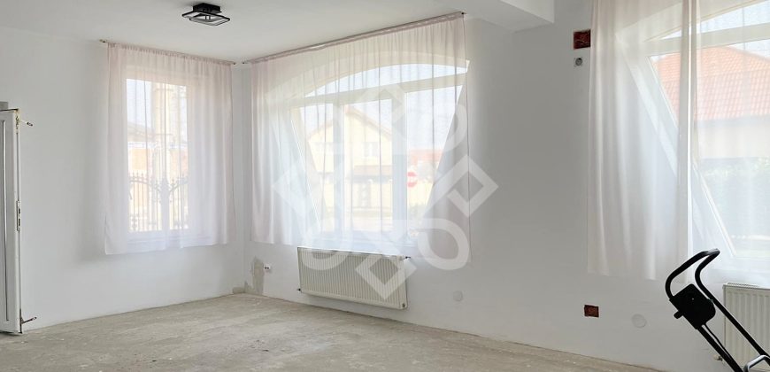 Apartament la casa de vanzare 88 mp si curte proprie in Iosia