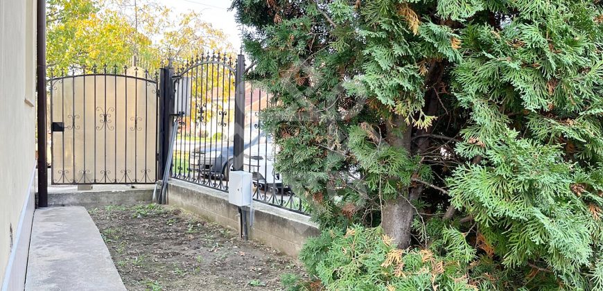 Apartament la casa de vanzare 88 mp si curte proprie in Iosia