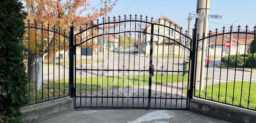 Apartament la casa de vanzare 88 mp si curte proprie in Iosia