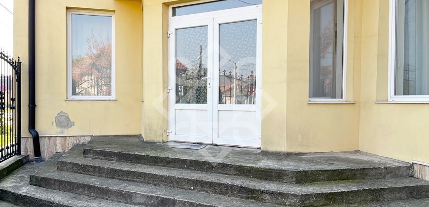 Apartament la casa de vanzare 88 mp si curte proprie in Iosia