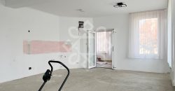 Apartament la casa de vanzare 88 mp si curte proprie in Iosia