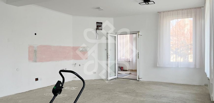 Apartament la casa de vanzare 88 mp si curte proprie in Iosia