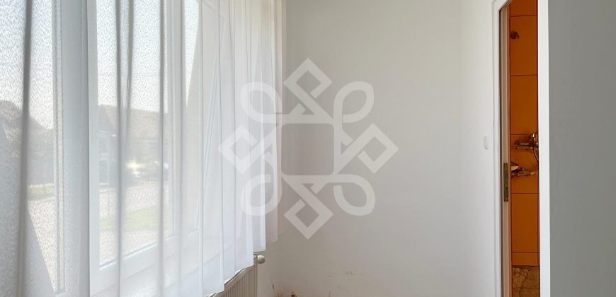 Apartament la casa de vanzare 88 mp si curte proprie in Iosia