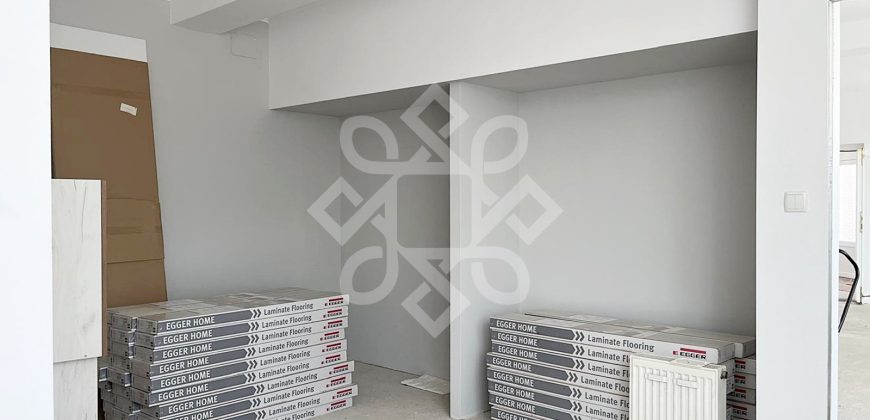 Apartament la casa de vanzare 88 mp si curte proprie in Iosia
