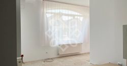Apartament la casa de vanzare 88 mp si curte proprie in Iosia