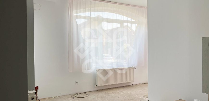 Apartament la casa de vanzare 88 mp si curte proprie in Iosia