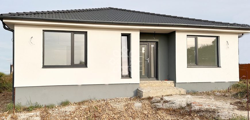 Casa finisata 4 camere si 600 mp teren de vanzare in Paleu