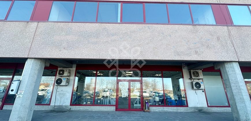 Hala industriala cu spatiu comercial de vanzare pe centura Oradea