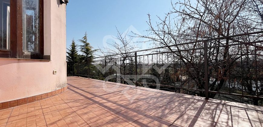 Vila de vanzare pe Malul Crisului, strada Facliei Oradea