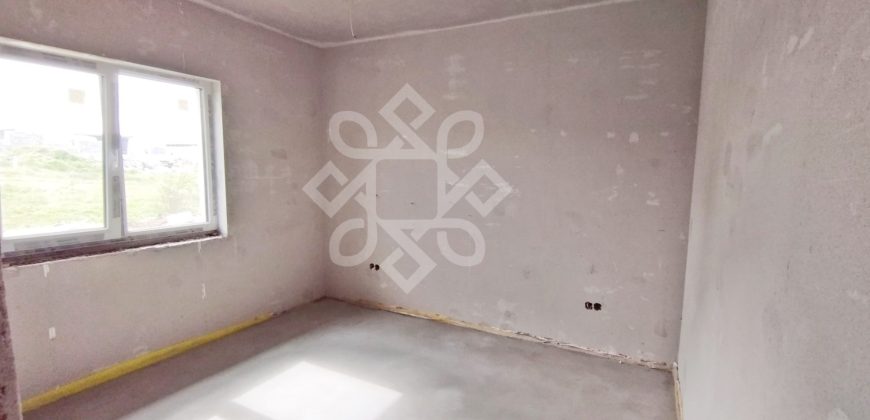Casa de vanzare pe nivel cu 4 camere in Cihei