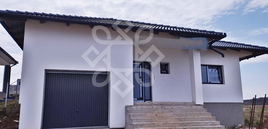 Casa de vanzare pe nivel cu 4 camere in Cihei