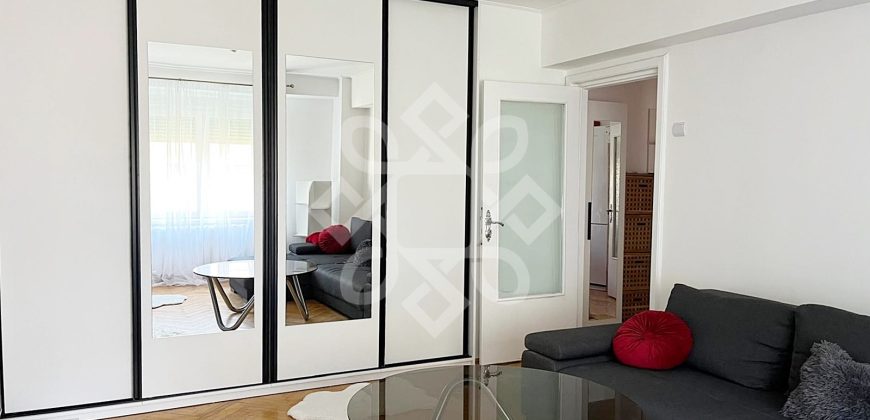 Apartament cu 3 camere de inchiriat pe bld. Stefan cel Mare