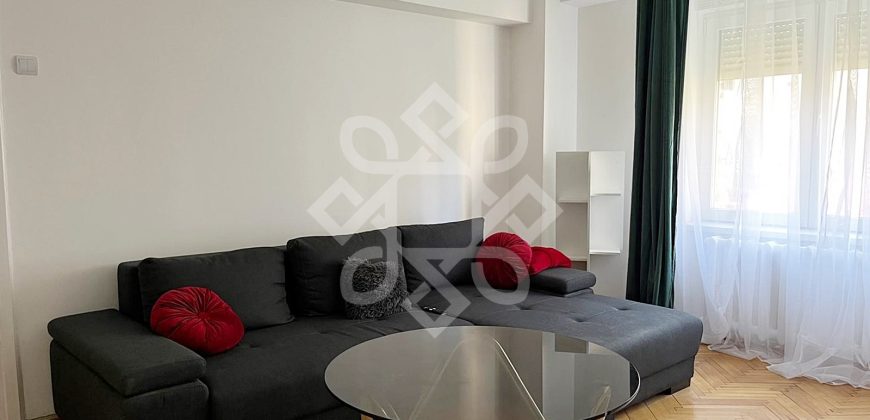Apartament cu 3 camere de inchiriat pe bld. Stefan cel Mare