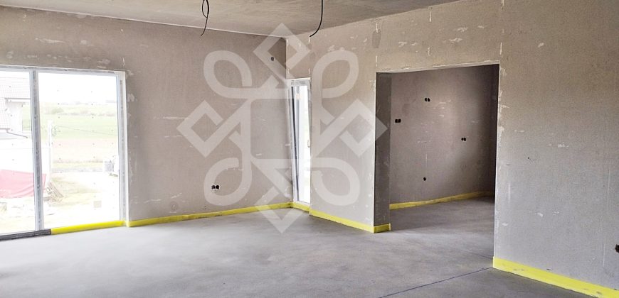 Casa de vanzare pe nivel cu 4 camere in Cihei
